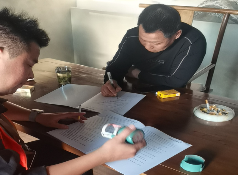 設計師與客戶在簽約